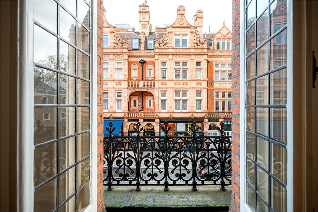 Property photo 2 of 7 Balcony