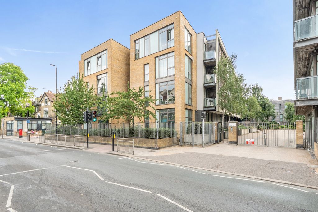 Property photo 1 of 18 1496906-18-6A6386...