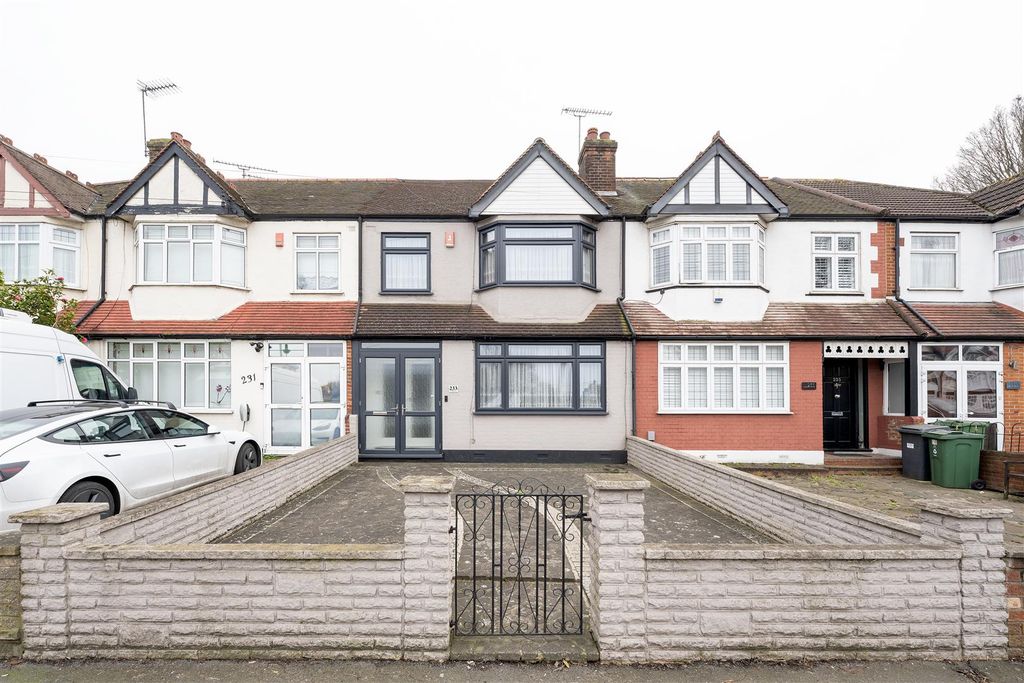 Property photo 1 of 20 Hall Lane E4
