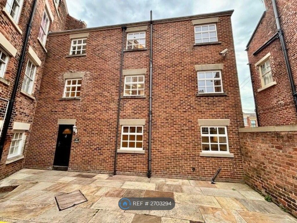 Property photo 1 of 12 Modern 3-Storey Townhouse On Quiet Central Street