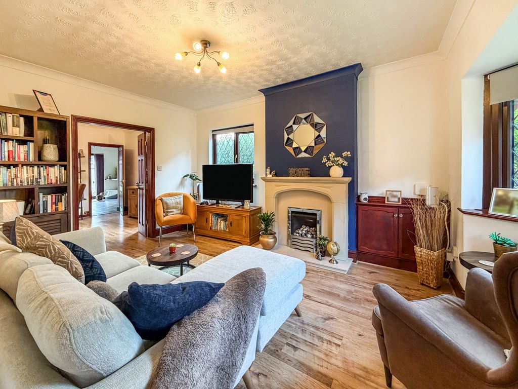 Property photo 3 of 18 Lounge