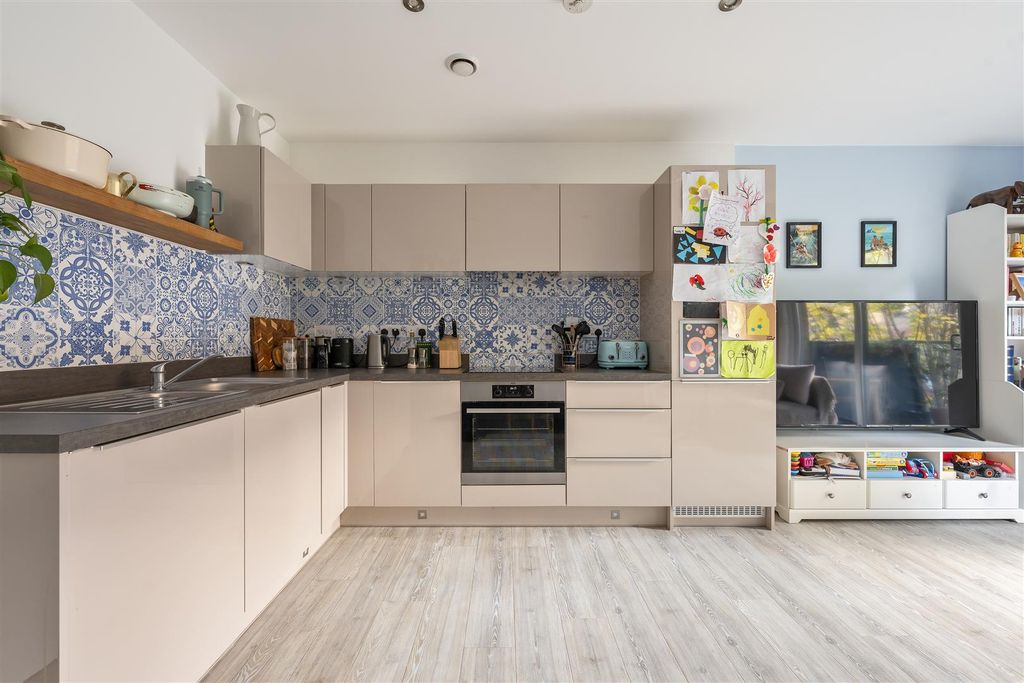 Property photo 3 of 20 Hoffmans Road, E17