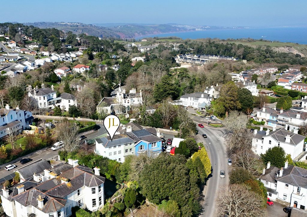 Property photo 2 of 31