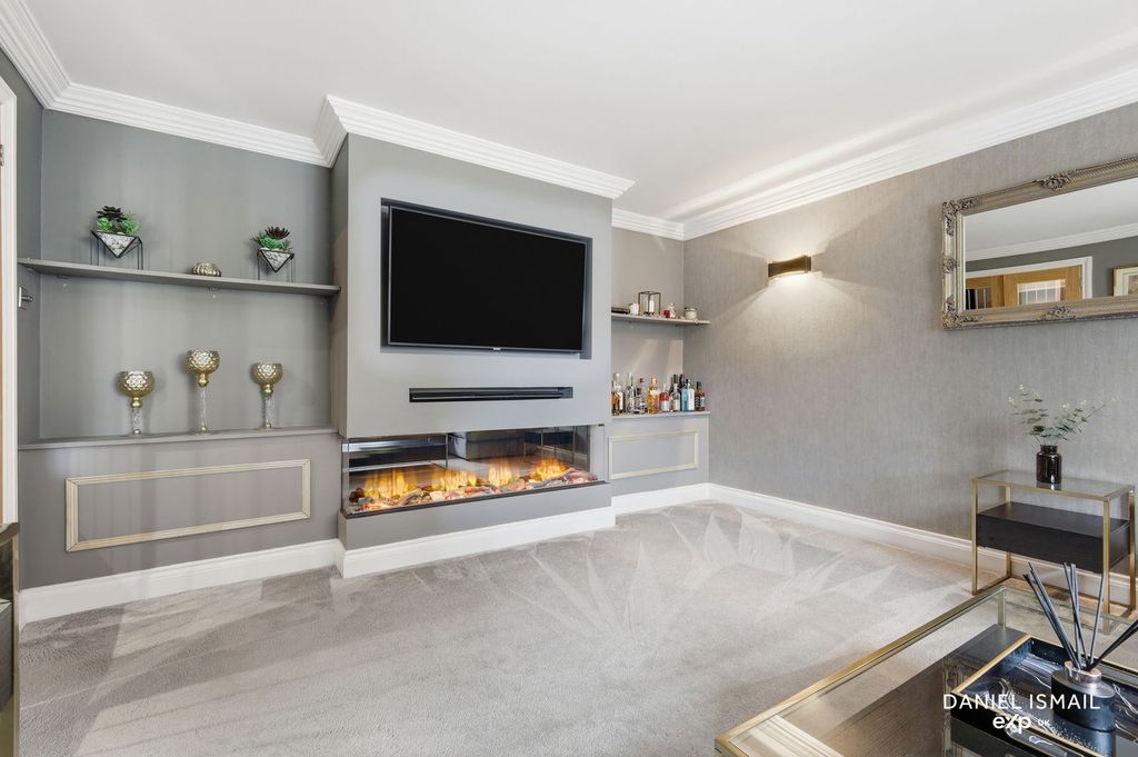 Property photo 3 of 35