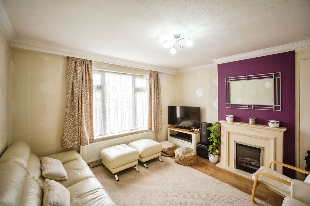 Property photo 3 of 14 Lounge