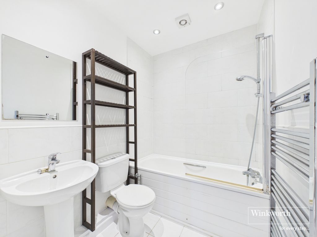 Property photo 3 of 10 Bathroom