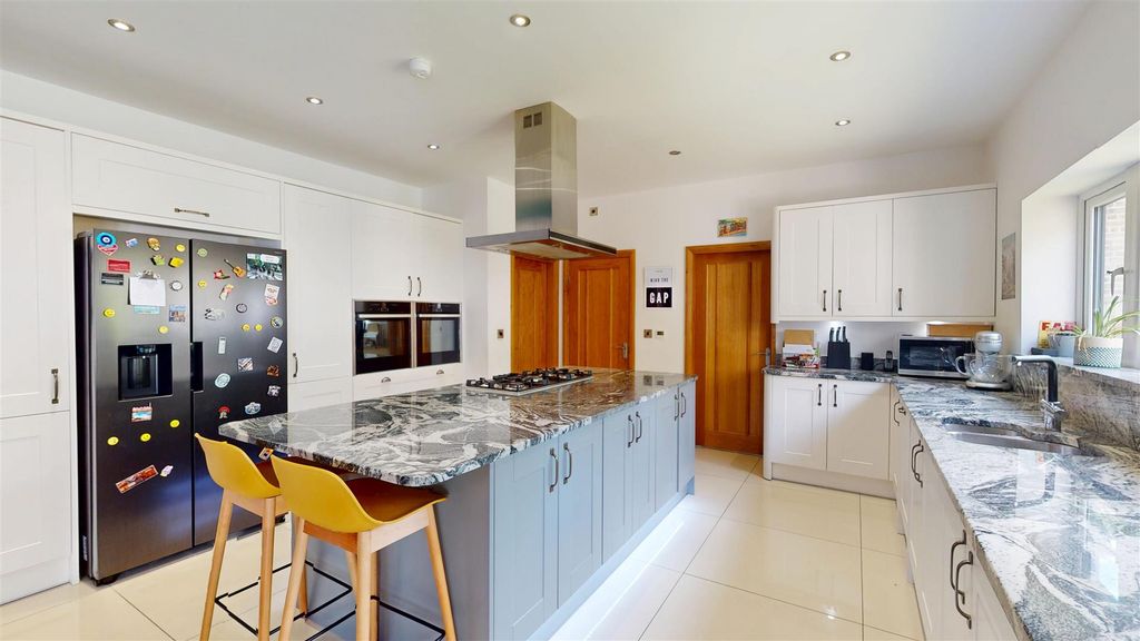 Property photo 2 of 28 Dining Kitchen / Living