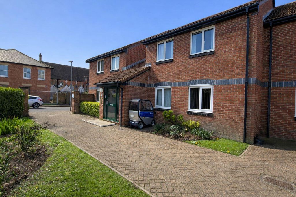 Property photo 1 of 11 Front (Exterior)