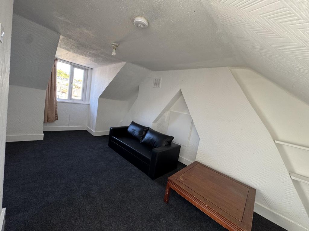 Property photo 1 of 7 Large 1st Floor Flat