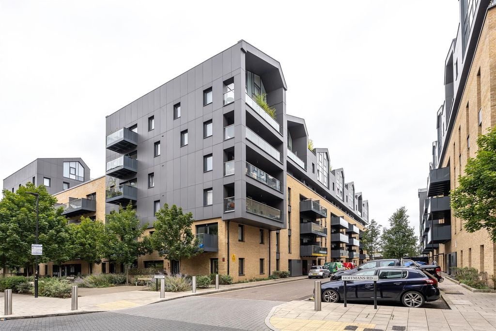 Property photo 1 of 13 Hoffmans Road, E17