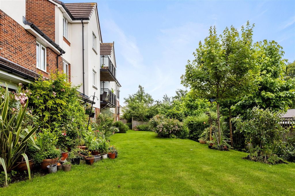 Property photo 2 of 24 Tythe Court- Communal Gardens .Jpg