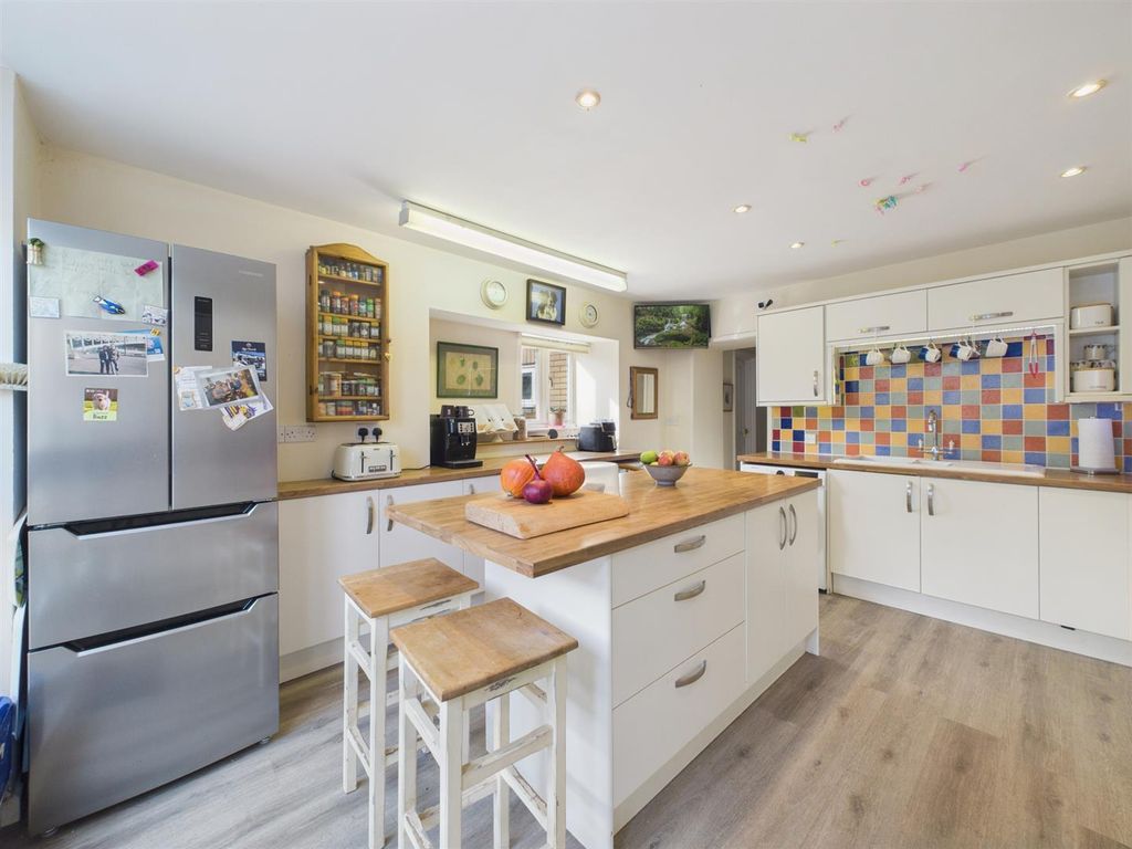 Property photo 2 of 14 Kitchen