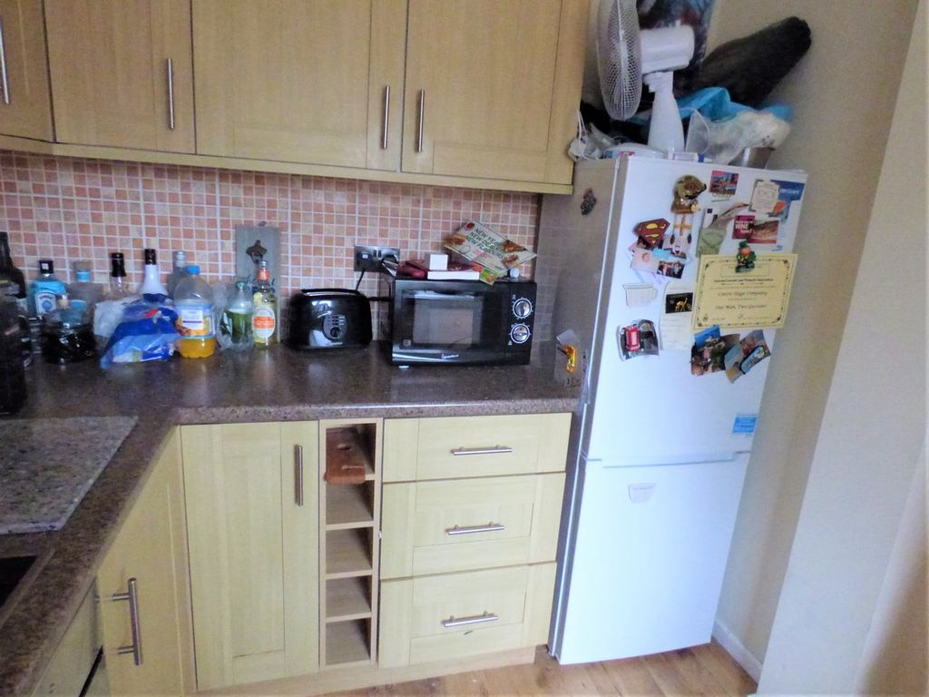 Property photo 3 of 11 Kitchen