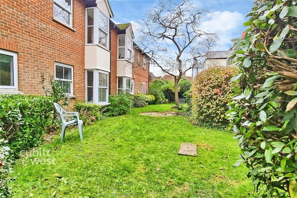 Property photo 3 of 9 Communal Garden