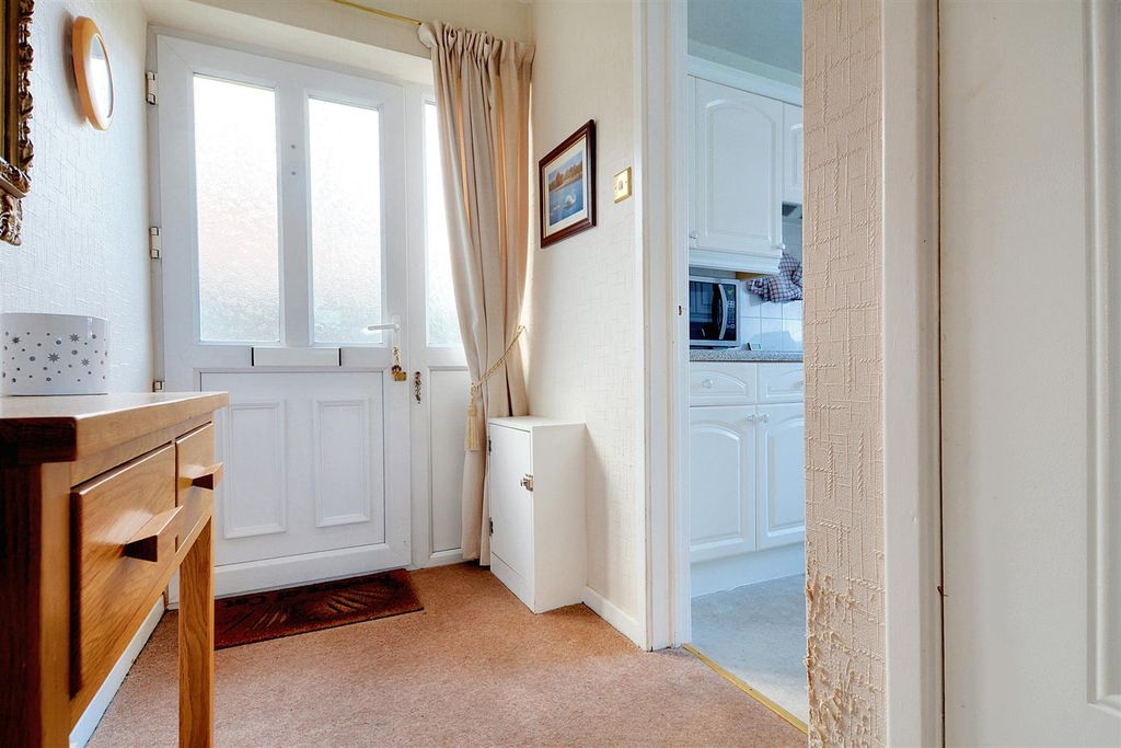 Property photo 2 of 15 Entrance Hall.Jpeg