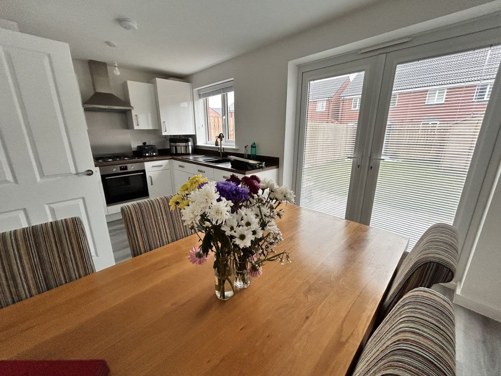 Property photo 3 of 11 Kitchen/Dining Room