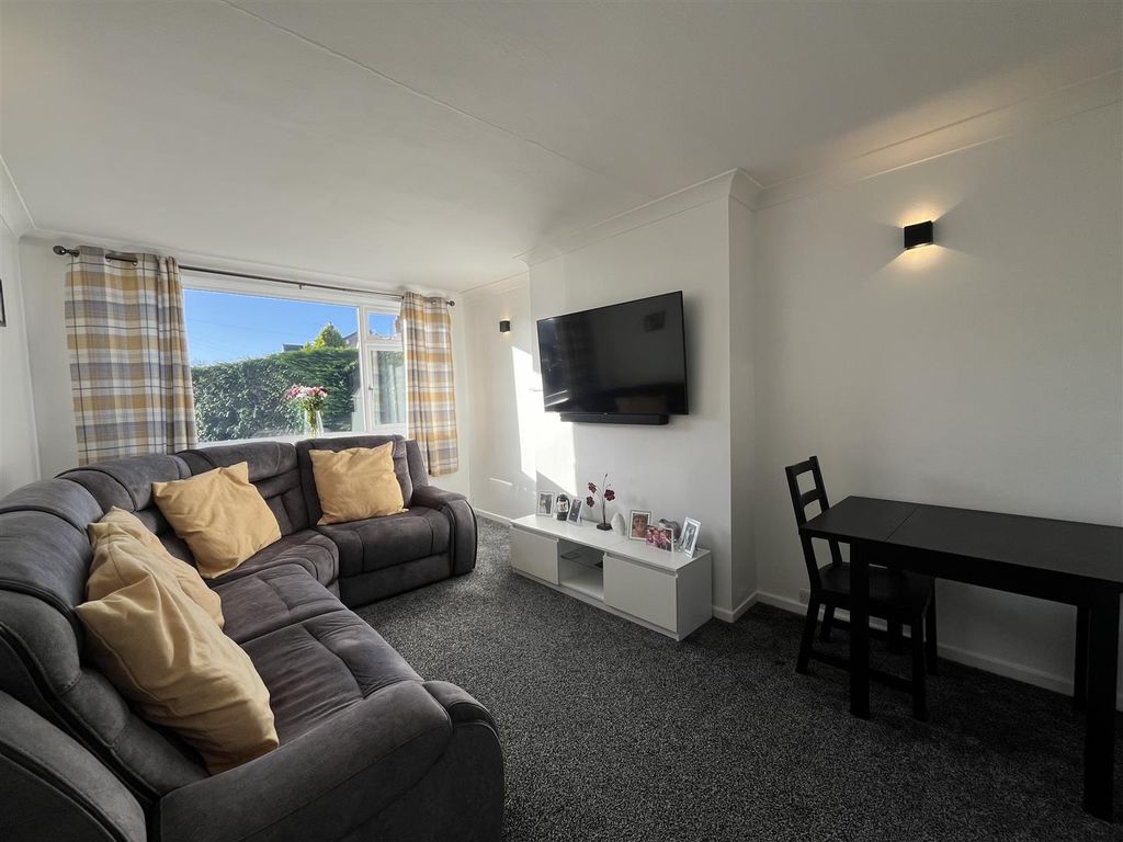 Property photo 2 of 19 Lounge