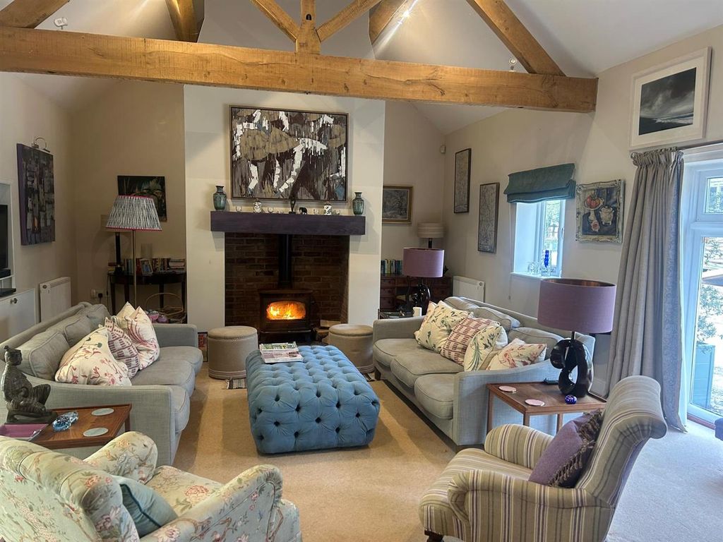 Property photo 3 of 14 E482Ca44-4161-4642-840B-A3B6c44B4394.Jpeg