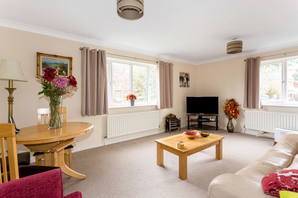 Property photo 3 of 6 6 Warwick Court F...