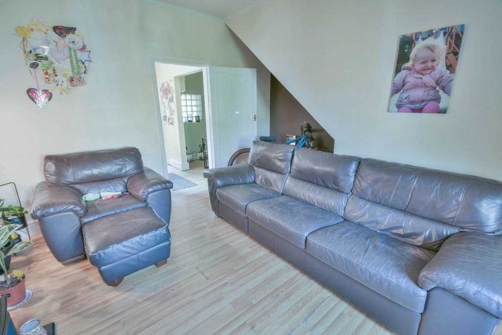 Property photo 3 of 16 Lounge