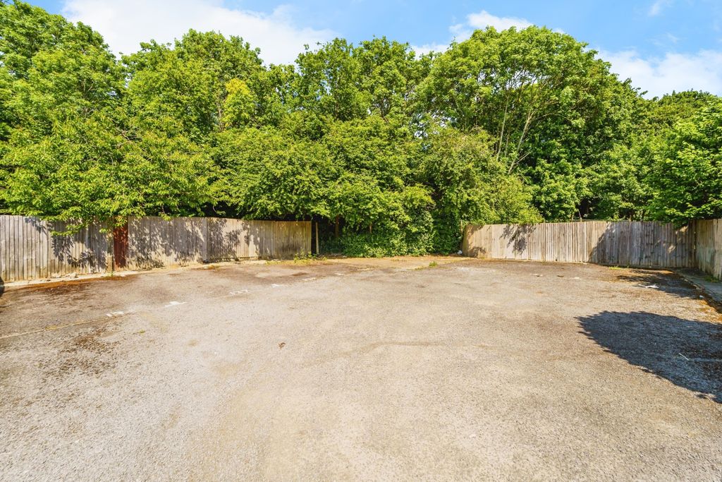 Property photo 3 of 10 Parking