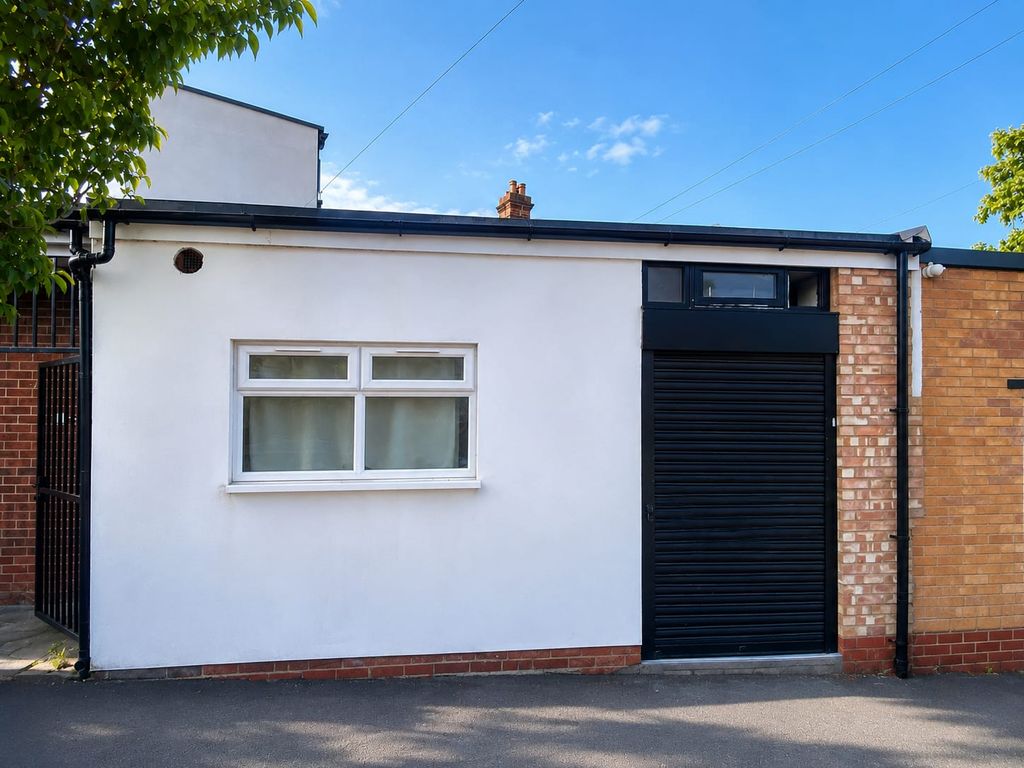Property photo 3 of 3 E16520cd-A92A-4995-9F24-d557Bf5360c4