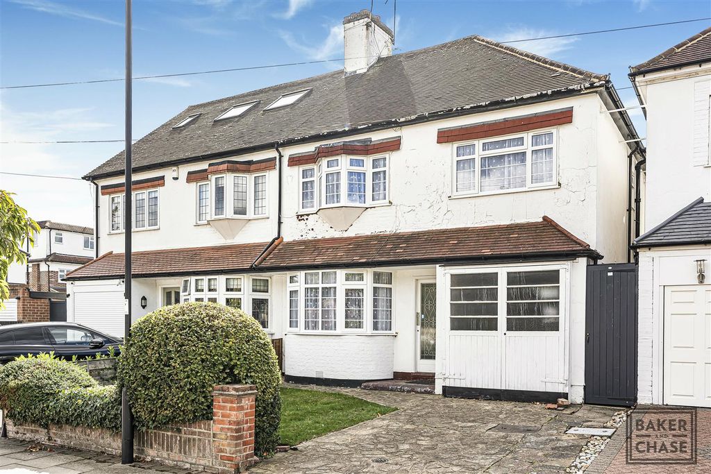 Property photo 1 of 32 Front Garden