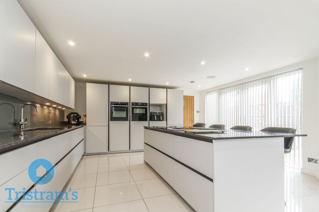 Property photo 3 of 25