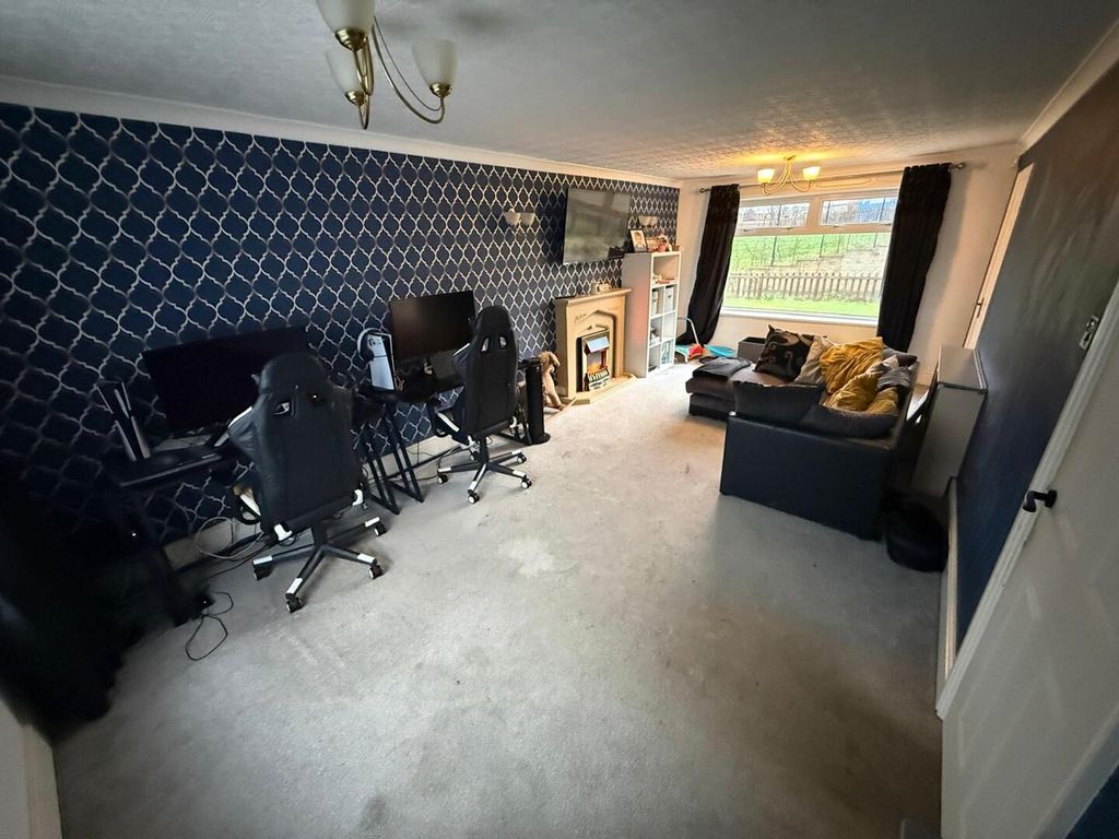 Property photo 3 of 13 Lounge 2