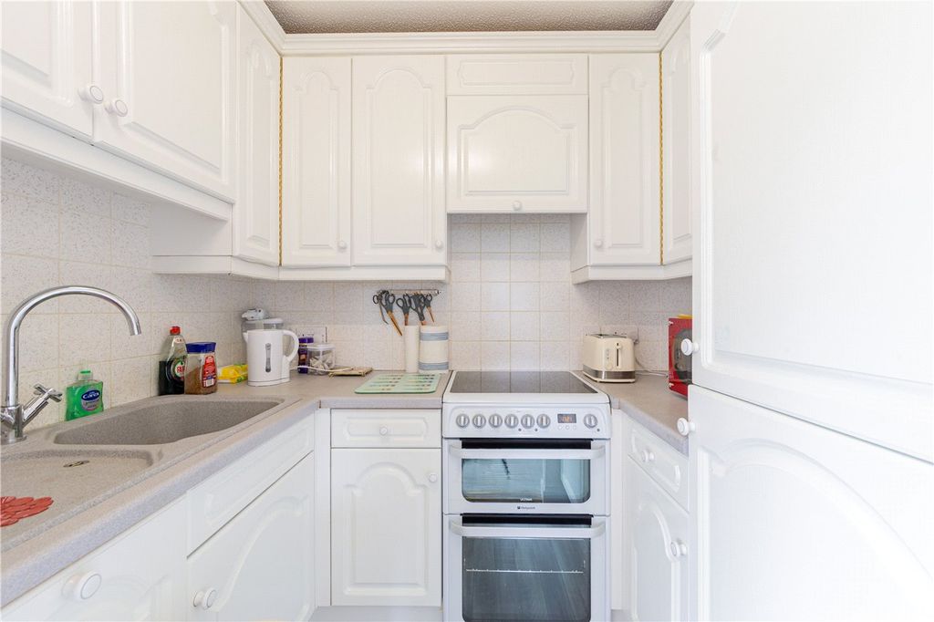 Property photo 3 of 11 Kitchen