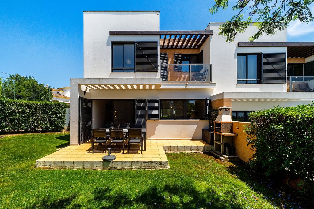 Property photo 1 of 27 3 Bedroom End-Of-Terrace Townhouse With Pool In Patroves, Albufeira