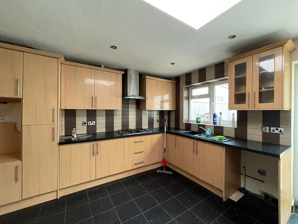 Property photo 1 of 14 4 Bed Terraced House To Rent Uxbridge Road, Feltham Tw13