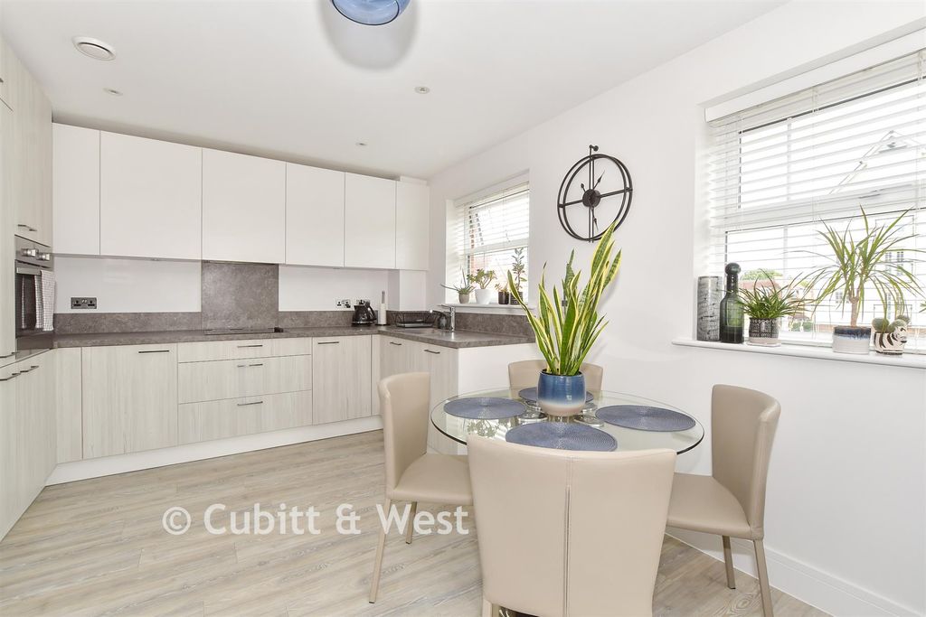 Property photo 3 of 9 Lounge/Kitchen