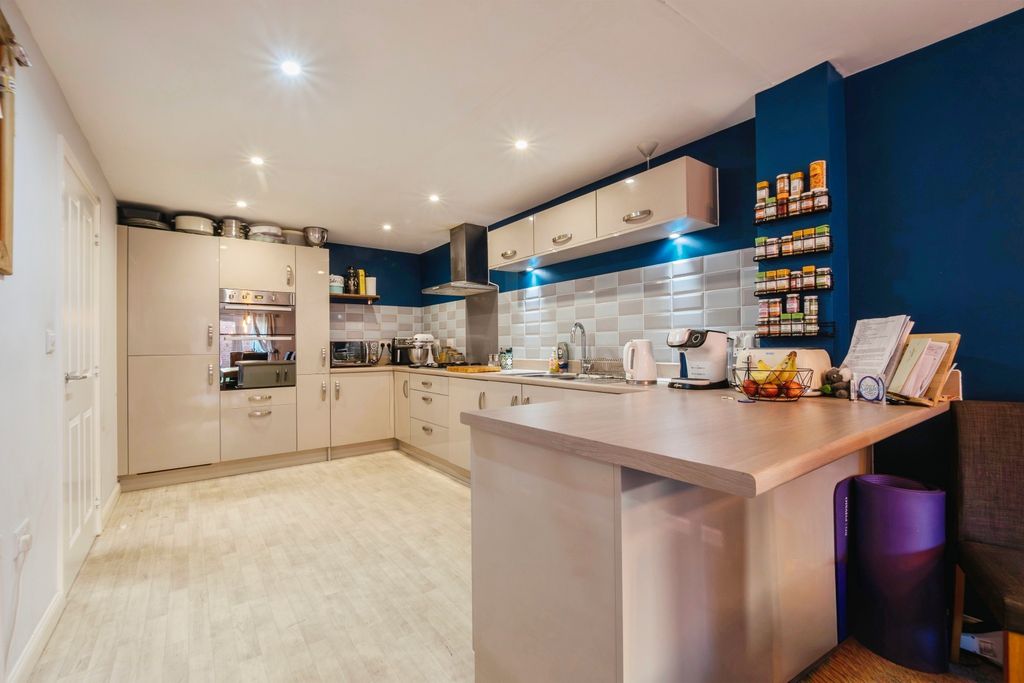 Property photo 2 of 19 Kitchen