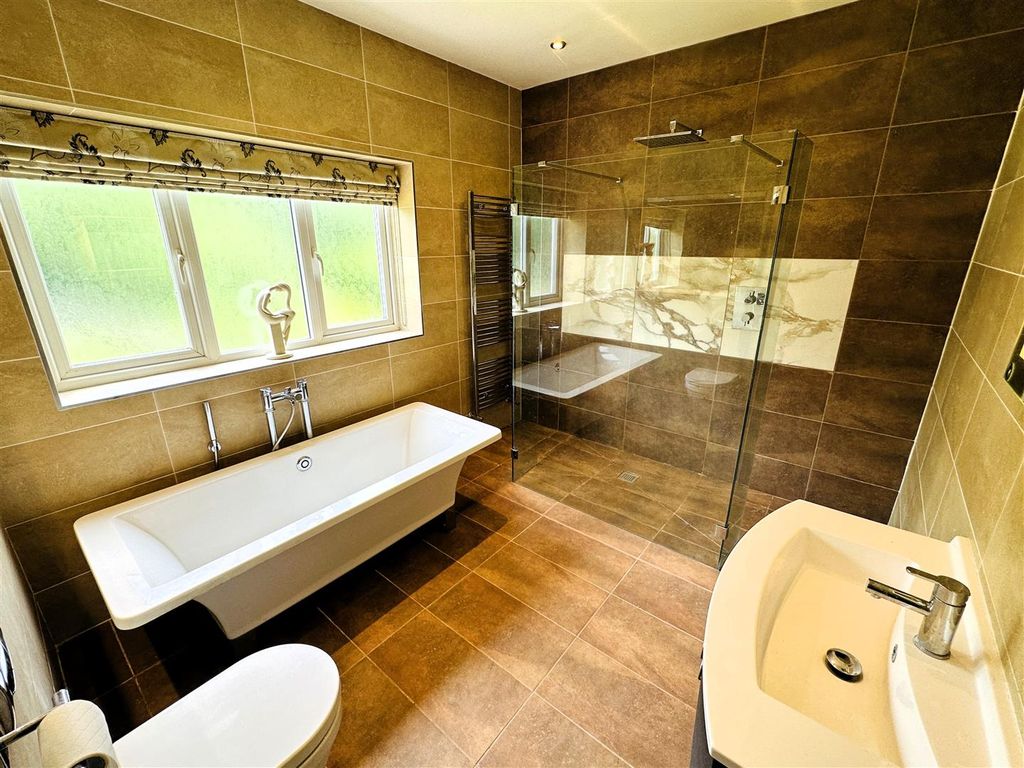 Property photo 2 of 32 Bathroom/Wet Room