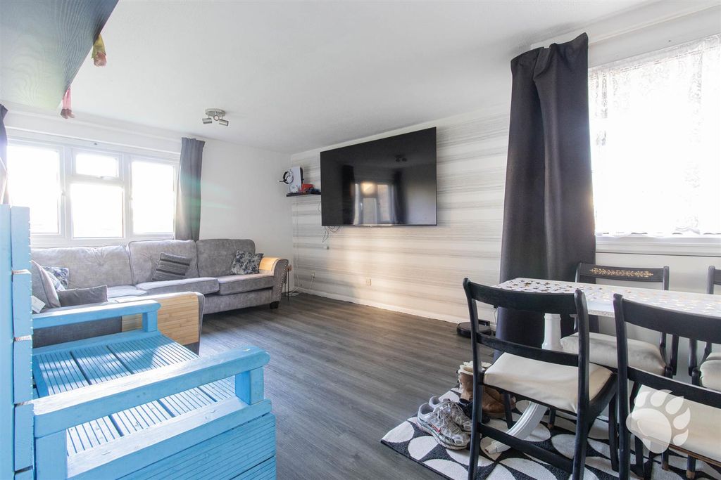 Property photo 3 of 14 Lounge