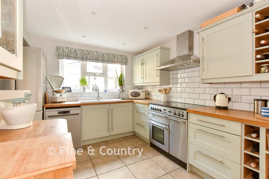 Property photo 3 of 19 Kitchen