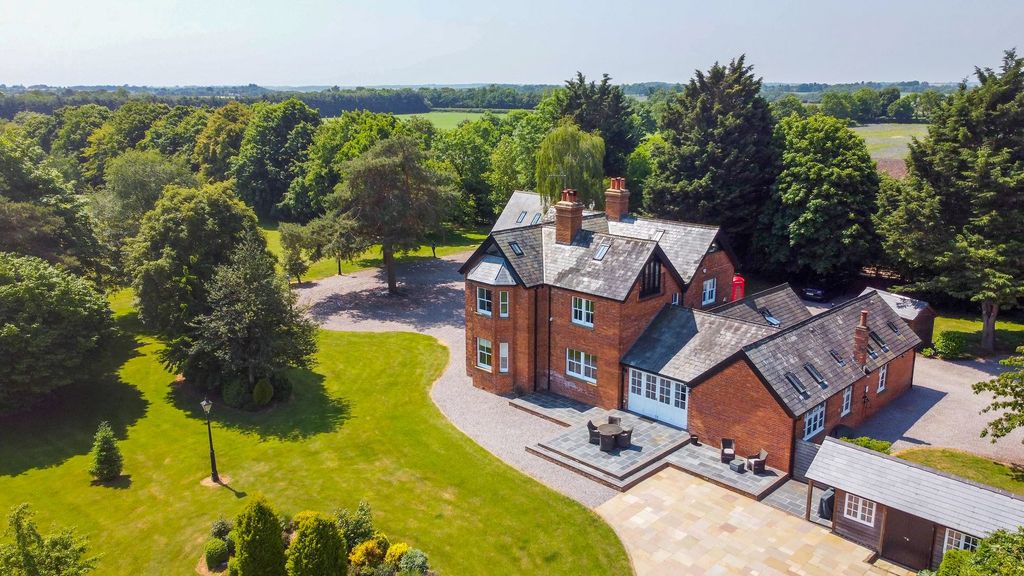 Property photo 1 of 30 Park Farm House