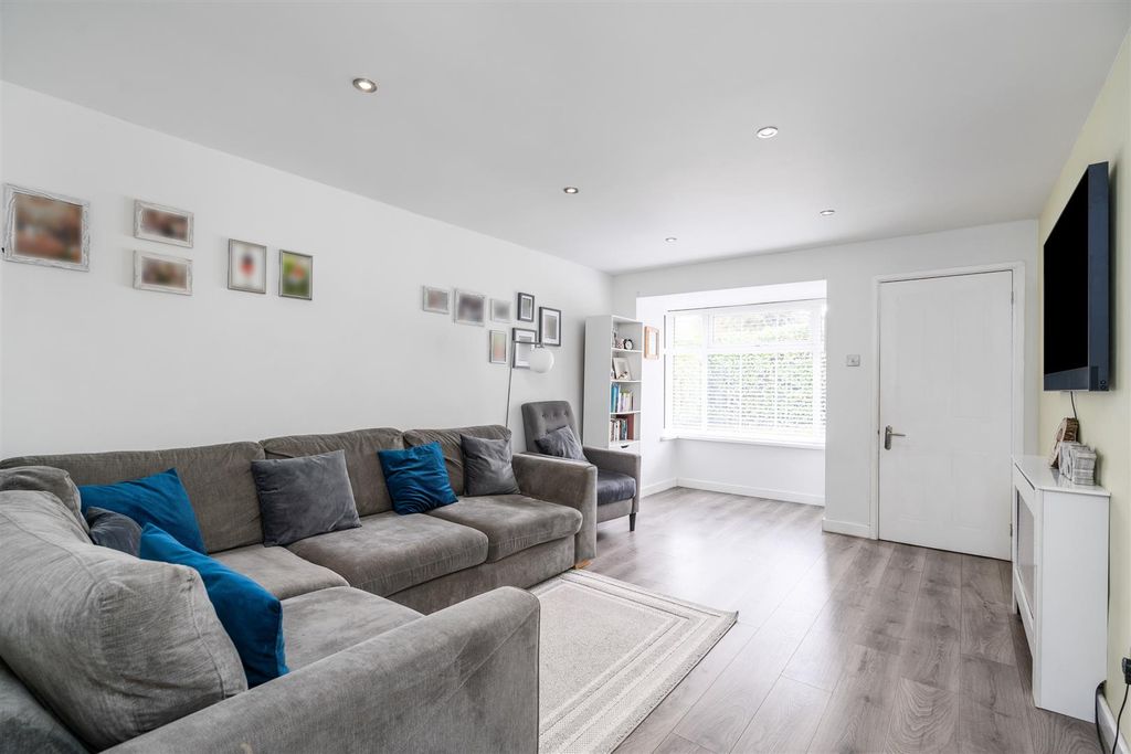 Property photo 2 of 12 7 Sevington Close_7.Jpg