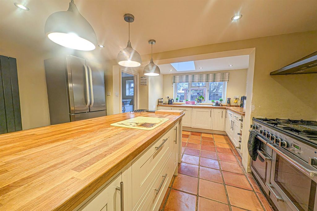 Property photo 3 of 17 Kit2.Jpg