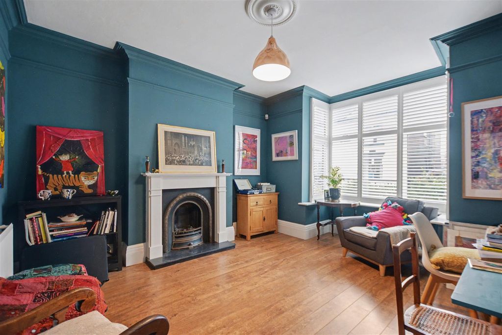 Property photo 2 of 24 Lounge