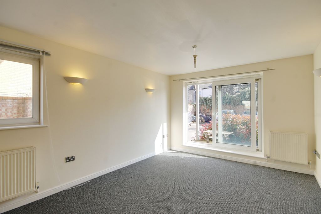 Property photo 3 of 15 Living 4