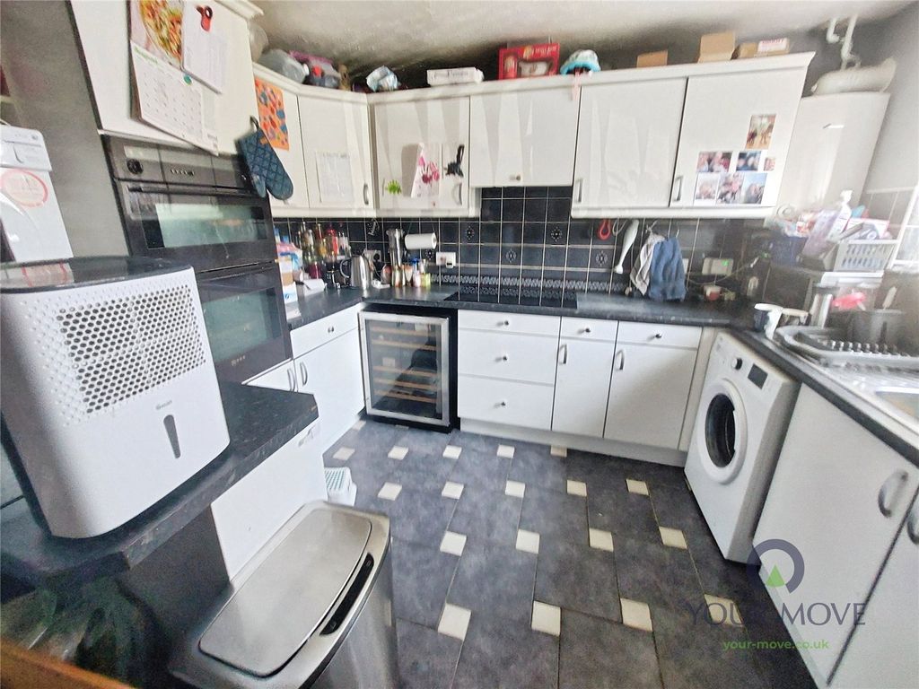 Property photo 2 of 8 Kitchen