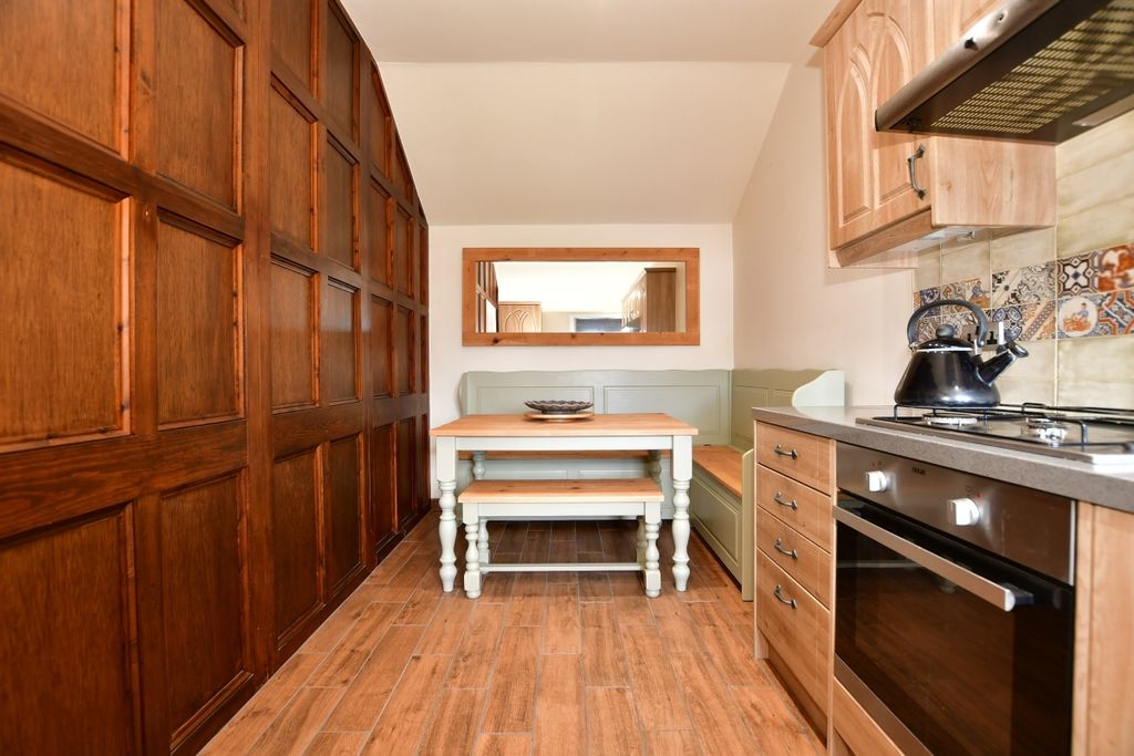 Property photo 3 of 9 Kingsgate Castle ...