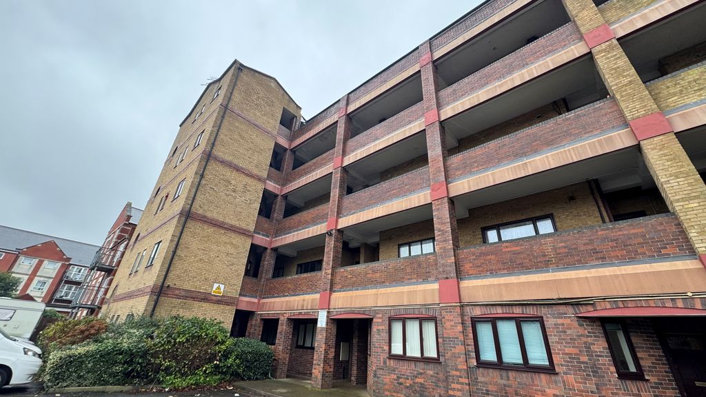 Property photo 1 of 7 Living Room