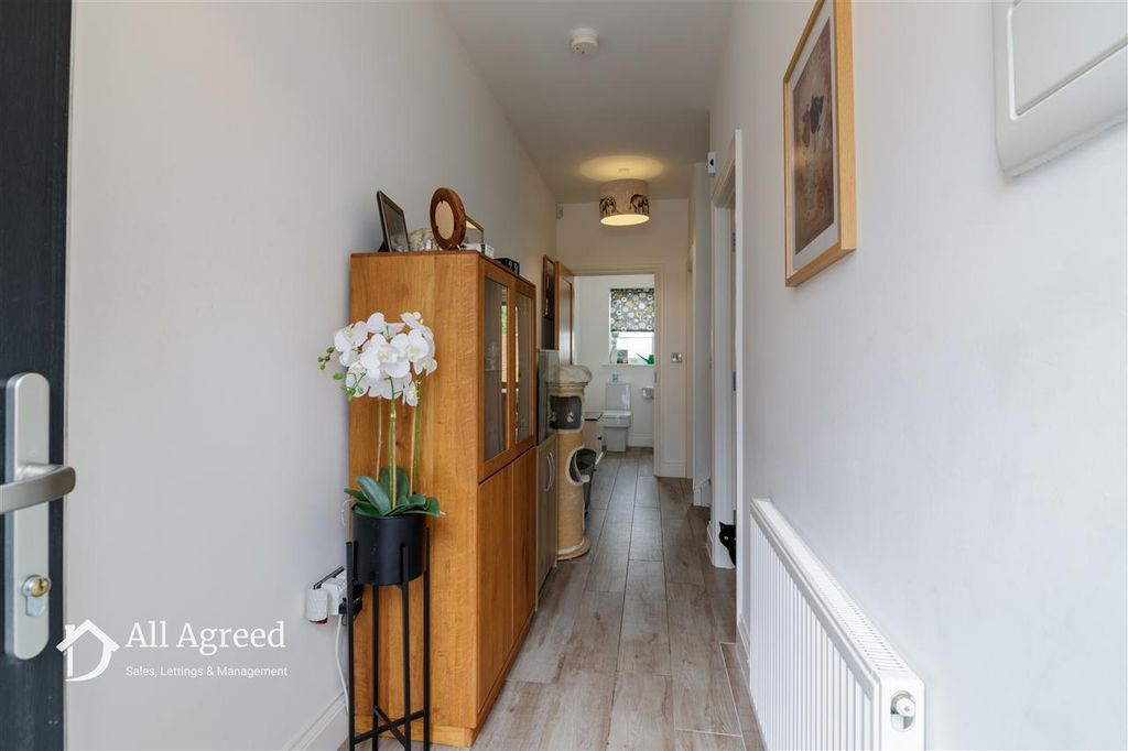 Property photo 2 of 19 Entrance Hall