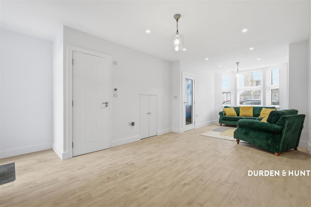 Property photo 3 of 27 Mansfield Road