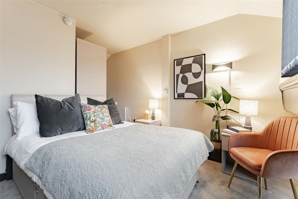 Property photo 3 of 11 Copy Of 169-147 The Headrow Leeds 2-169.Jpg