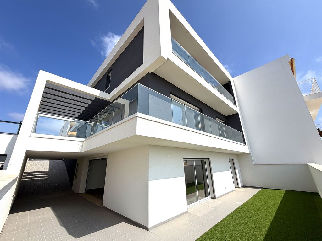 Property photo 1 of 27 Spacious 3-Bedroom Villa Located In Mexilhoeira Grande