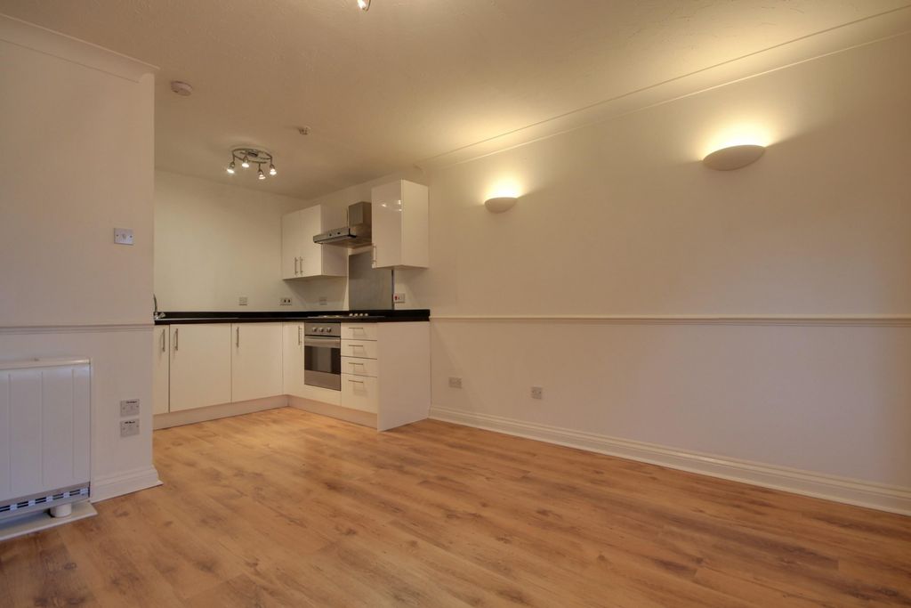 Property photo 3 of 6 Living Room/Kitchen